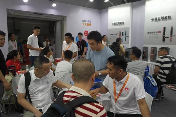 小霸王智能锁4.0加盟新模式，三天签约150余家，火爆建博会