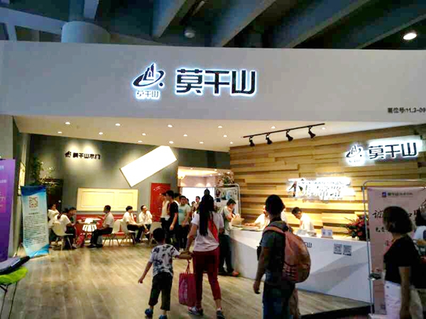 中国建博会20周年现场直击丨莫干山衣柜梁琦:科技木将是建材行业的另一个突破口 中国建博会20周年现场直击丨莫干山衣柜梁琦:科技木将是建材行业的另一个突破口