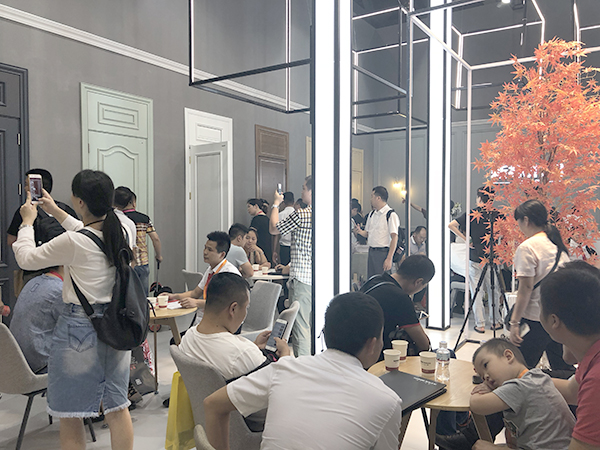 中国建博会20周年现场直击丨新标木门罗永强:更适合千万家庭使用的木门 中国建博会20周年现场直击丨新标木门罗永强:更适合千万家庭使用的木门