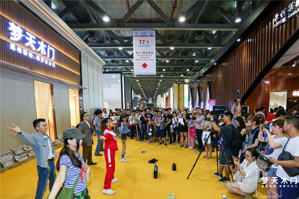梦天木门in建博会丨水漆全屋引领健康新风，玩转轻奢空间美学
