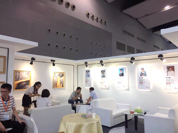 中国建博会20周年现场直击丨奥华生态顶墙·定制家沈跃斌：首创奥华元素板 保证真正0甲醛