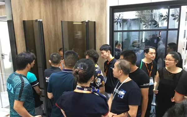 2018中国建博会（广州）| 喜蒂亚滑门 展厅人潮爆满！