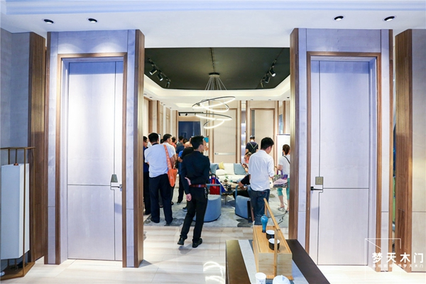 梦天木门in建博会丨水漆全屋引领健康新风，玩转轻奢空间美学