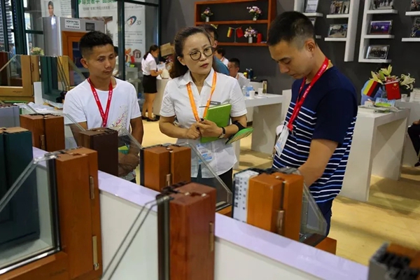 宏明泰铝包木窗2018广州展会火热进行