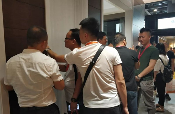 2018中国建博会（广州）| 建博会首日 鑫迪木门大放异彩！
