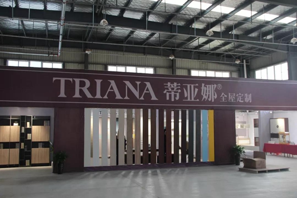 游鸿明助阵蒂亚娜8月4日工厂直供会,火爆全场!