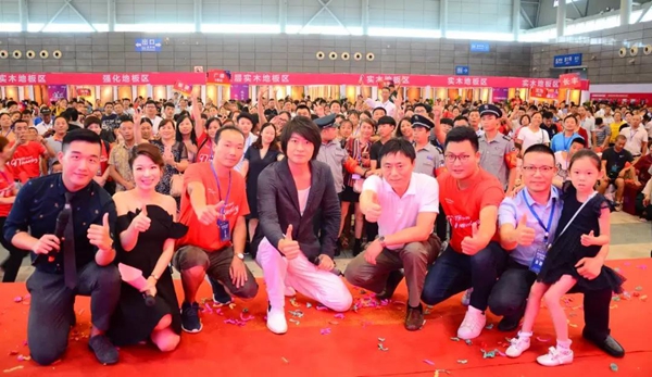 游鸿明助阵蒂亚娜8月4日工厂直供会,火爆全场!