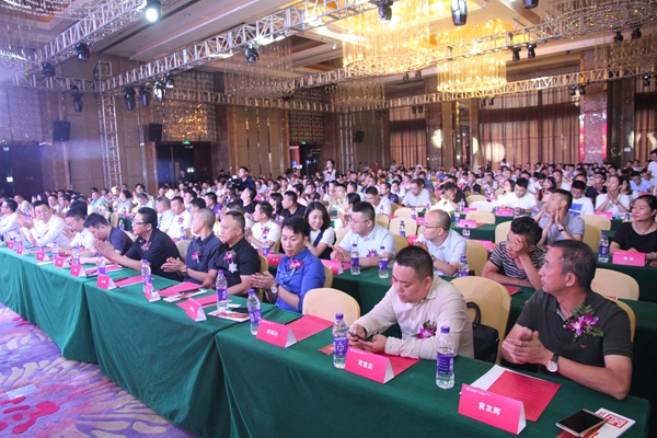 定制一家亲,四川省第三产业协会定制家居专委会周年庆典隆重举行! 定制一家亲,四川省第三产业协会定制家居专委会周年庆典隆重举行!