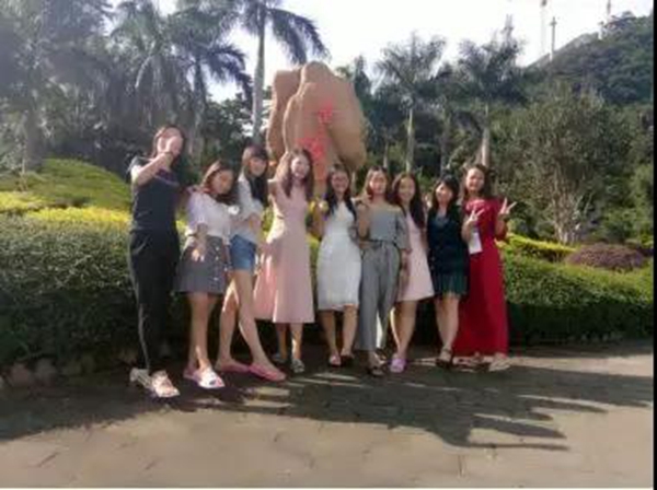 意博门窗洋溢青春梦，绽放光彩