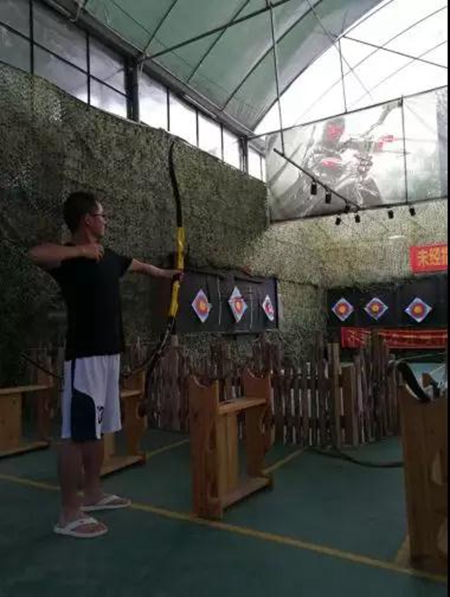 意博门窗洋溢青春梦，绽放光彩