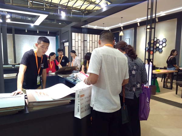 上海墙纸展丨沁绣刺绣无缝墙布E2馆B11：以客户为导向进行扶持