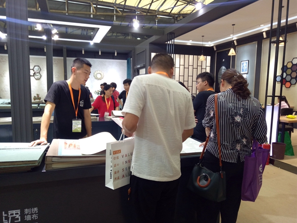 上海墙纸展丨沁绣刺绣无缝墙布E2馆B11：以客户为导向进行扶持