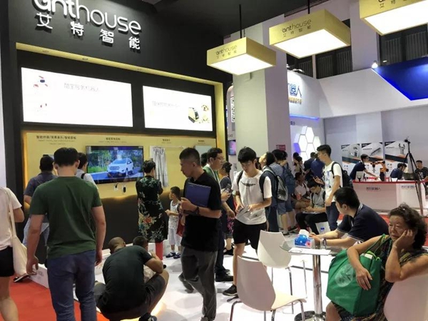 2018世界机器人大会盛大开幕，艾特智能机器人大放异彩！