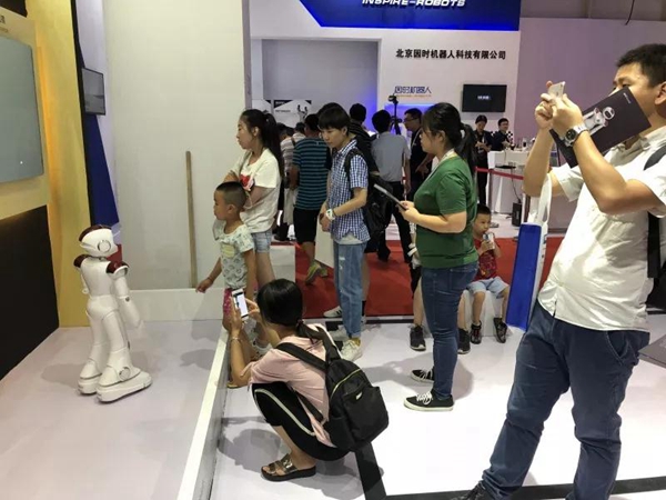 2018世界机器人大会盛大开幕，艾特智能机器人大放异彩！