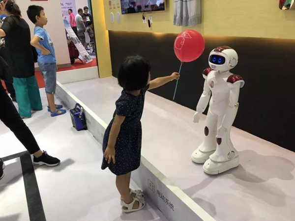 2018世界机器人大会盛大开幕，艾特智能机器人大放异彩！