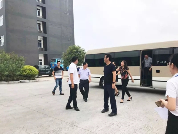 快讯 | 重庆长寿区政协主席张华一行莅临双羽木门参观指导,清凉大礼包慰问一线员工
