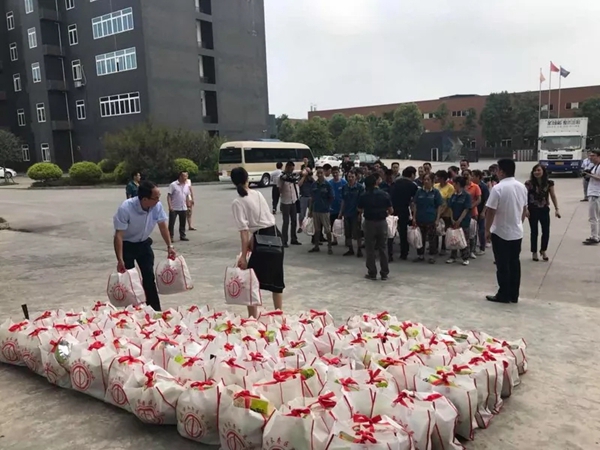快讯 | 重庆长寿区政协主席张华一行莅临双羽木门参观指导,清凉大礼包慰问一线员工