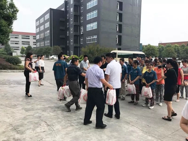 快讯 | 重庆长寿区政协主席张华一行莅临双羽木门参观指导,清凉大礼包慰问一线员工