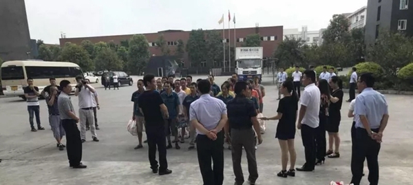 快讯 | 重庆长寿区政协主席张华一行莅临双羽木门参观指导,清凉大礼包慰问一线员工