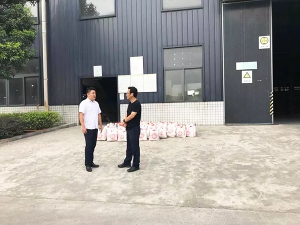 快讯 | 重庆长寿区政协主席张华一行莅临双羽木门参观指导,清凉大礼包慰问一线员工