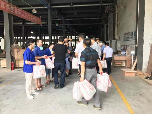 快讯 | 重庆长寿区政协主席张华一行莅临双羽木门参观指导,清凉大礼包慰问一线员工