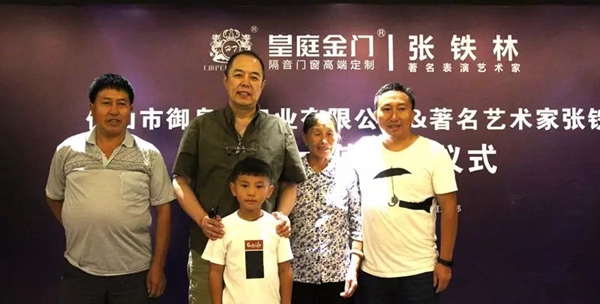 皇庭金门品牌形象代言人续签仪式获得圆满成功！