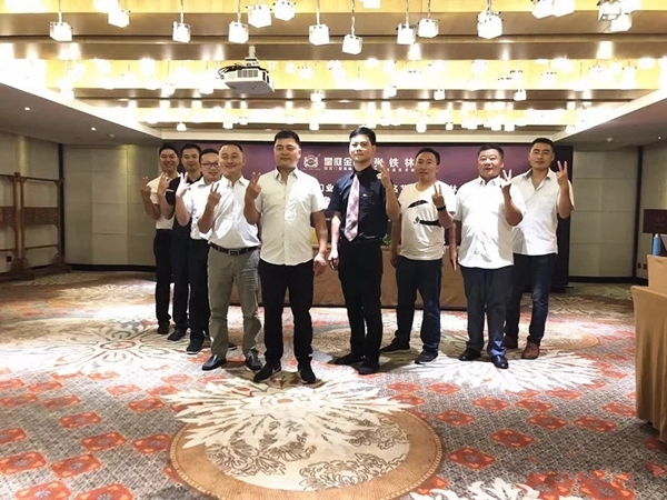 皇庭金门品牌形象代言人续签仪式获得圆满成功！
