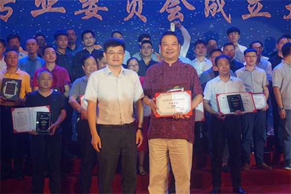 全国工商联家具装饰业商会门窗专委会在浙江嘉兴南湖正式宣告成立