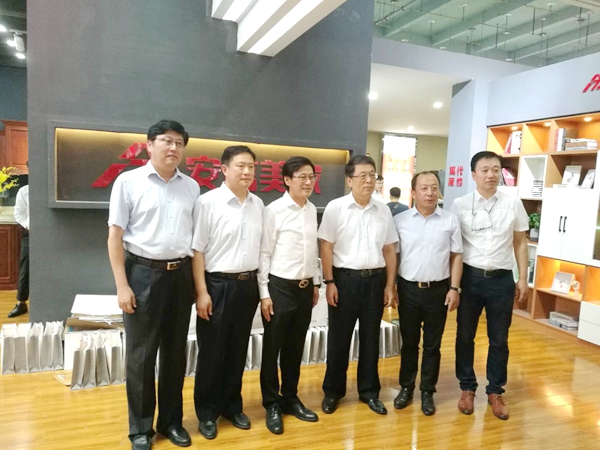 安信美家亮相临沂木博会，市委书记王玉君等一行领导前来参观