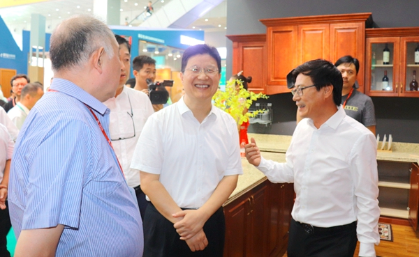 安信美家亮相临沂木博会，市委书记王玉君等一行领导前来参观