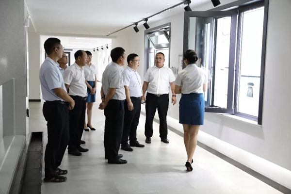 科饶恩门窗:郑州院校领导莅临考察,促进校企联合办学