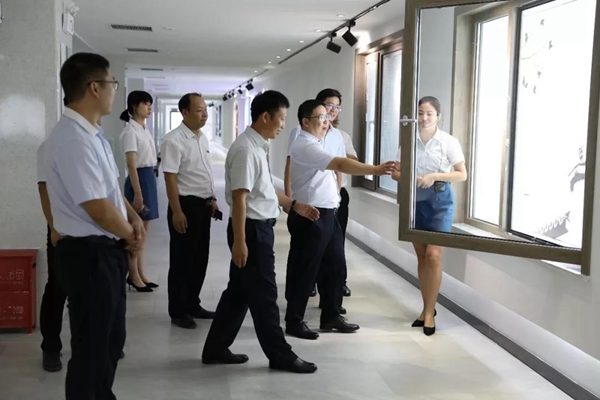 科饶恩门窗:郑州院校领导莅临考察,促进校企联合办学