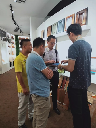 众企业带领的设计团队到华润总部展示中心进行考察