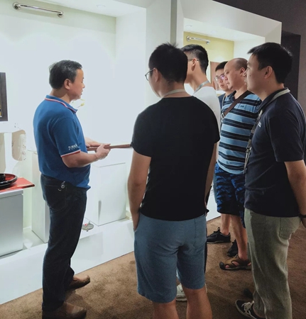 众企业带领的设计团队到华润总部展示中心进行考察