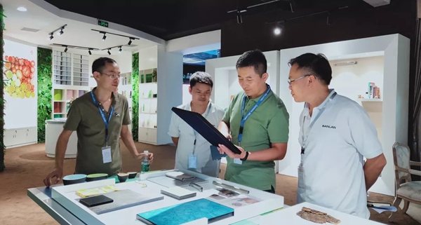 众企业带领的设计团队到华润总部展示中心进行考察