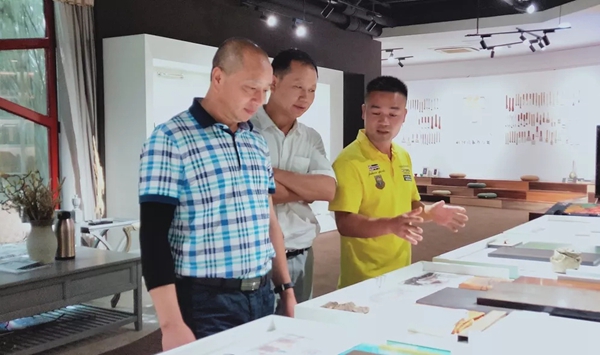 众企业带领的设计团队到华润总部展示中心进行考察