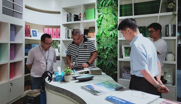 众企业带领的设计团队到华润总部展示中心进行考察