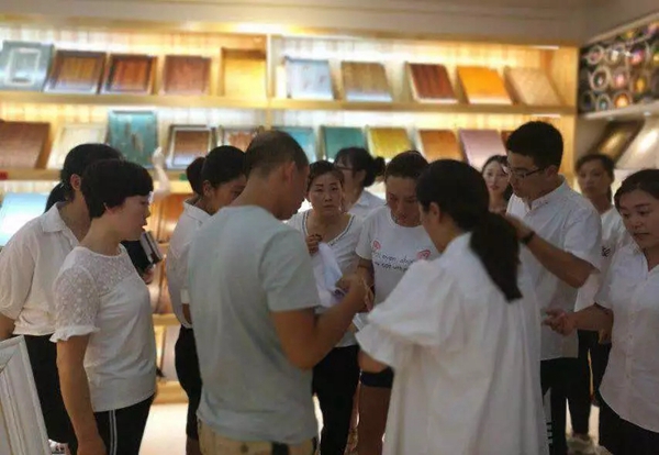 众企业带领的设计团队到华润总部展示中心进行考察