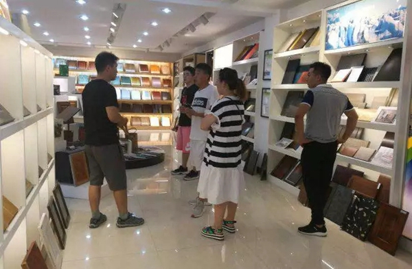 众企业带领的设计团队到华润总部展示中心进行考察