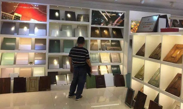 众企业带领的设计团队到华润总部展示中心进行考察