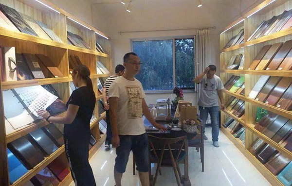 众企业带领的设计团队到华润总部展示中心进行考察