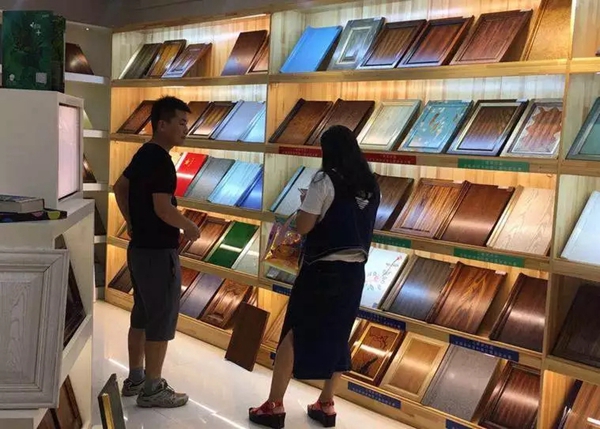 众企业带领的设计团队到华润总部展示中心进行考察