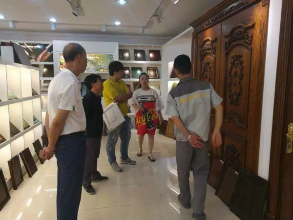 众企业带领的设计团队到华润总部展示中心进行考察