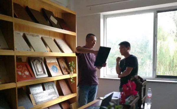 众企业带领的设计团队到华润总部展示中心进行考察
