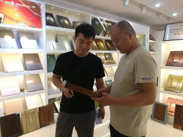 众企业带领的设计团队到华润总部展示中心进行考察