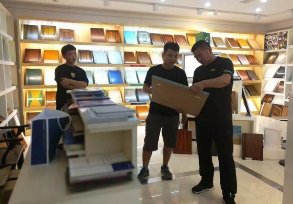 众企业带领的设计团队到华润总部展示中心进行考察