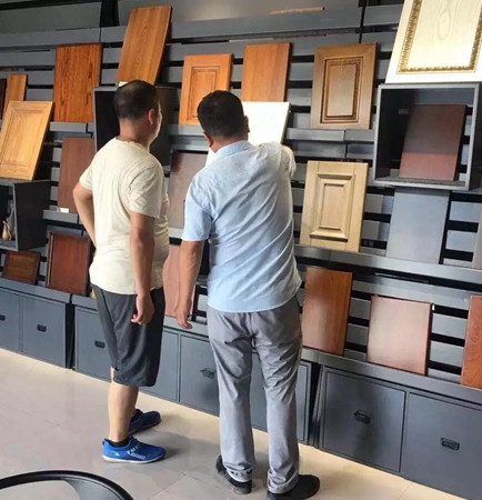 众企业带领的设计团队到华润总部展示中心进行考察