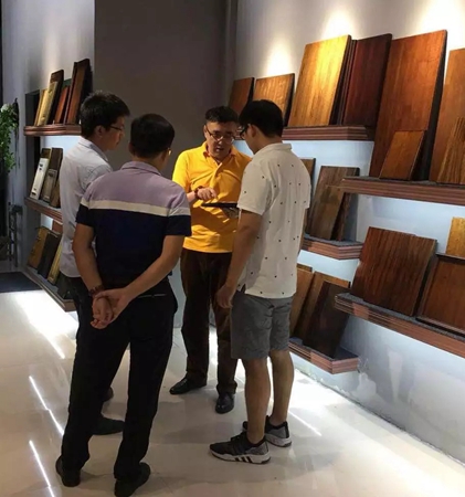 众企业带领的设计团队到华润总部展示中心进行考察
