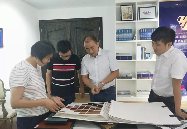众企业带领的设计团队到华润总部展示中心进行考察
