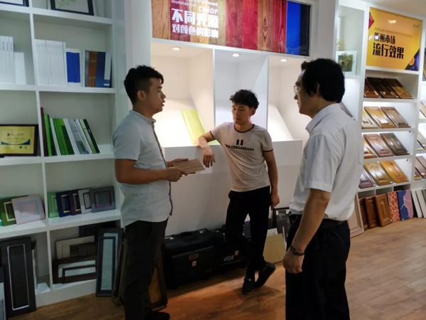 众企业带领的设计团队到华润总部展示中心进行考察
